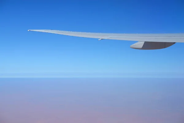 Blauer Himmel Und Flügel Des Flugzeugs — Stockfoto