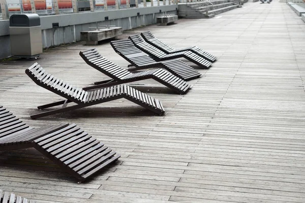 Die Liegestühle Auf Der Promenade — Stockfoto