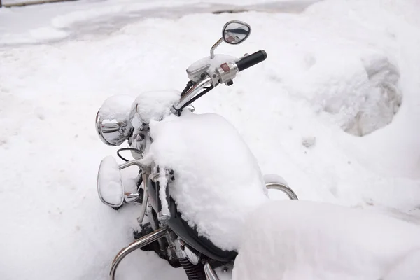 Zima Rusku Opuštěné Motocykl Pokrytý Silnou Vrstvou Sněhu Stock Fotografie