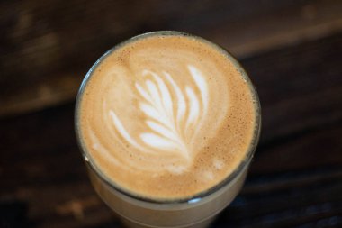 ahşap masa üzerinde düz beyaz kahve detay