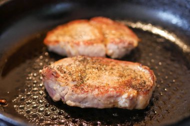 tavada ızgara domuz eti