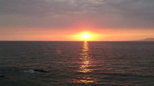 Voar para o pôr-do-sol oceano — Vídeo de Stock