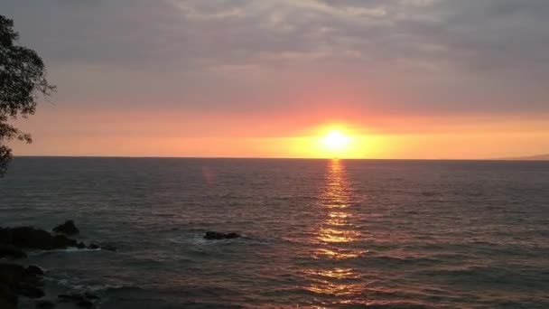 Πετώντας στο ηλιοβασίλεμα του ωκεανού — Αρχείο Βίντεο