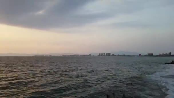 Pôr do sol oceano com navio em horisont — Vídeo de Stock