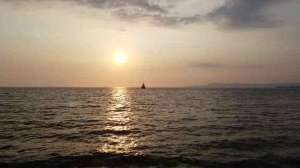 Coucher de soleil sur l'océan avec navire sur horisont — Video