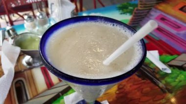 Meksika restoranında margarita kuyruğu