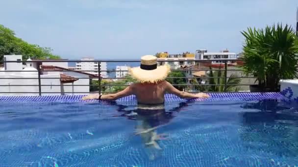 Chica en sombrero en la piscina — Vídeo de stock