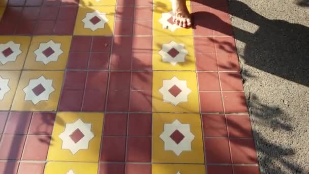 Menina pés caminha no azulejo — Vídeo de Stock