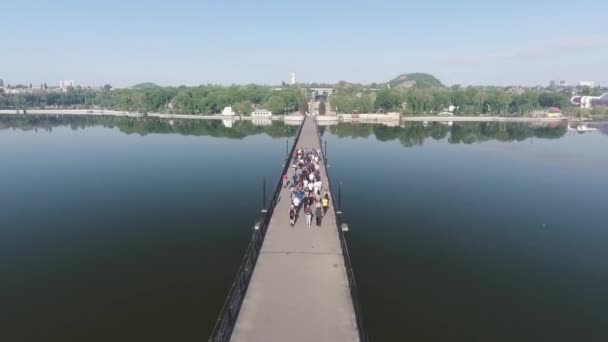 Crowd is jogging on the bridge — Stock Video