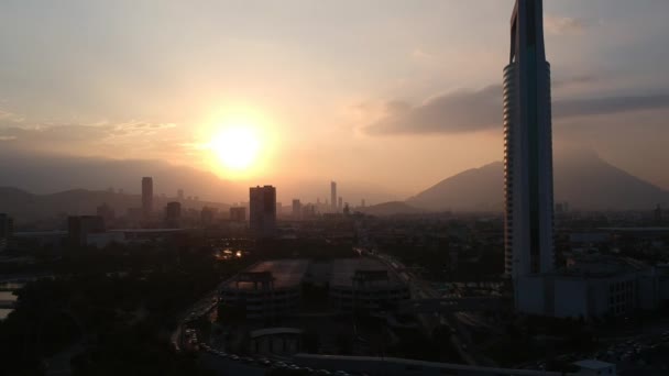 Flug über Megapolis bei Sonnenuntergang — Stockvideo