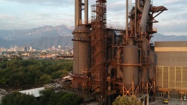 Vluchtschot boven oude fabriek — Stockvideo