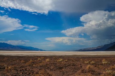 Badwater, Death Valley, vadi tabanından. Bu kıta ABD, burada sıcak bir Ağustos öğleden sonra görülen en düşük noktasıdır.