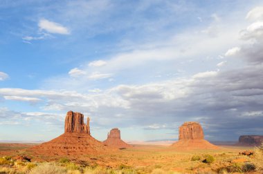 Buttes Arizona anıt Vadisi günbatımı sırasında bilinen klasik kaya oluşumları.
