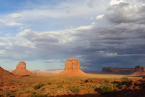 gün batımında anıt Vadisi