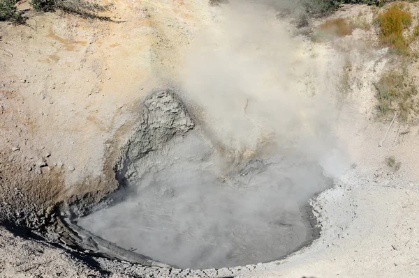 在泥火山间歇泉 — 图库照片