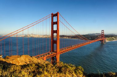 Golden Gate Köprüsü üzerinden günbatımı