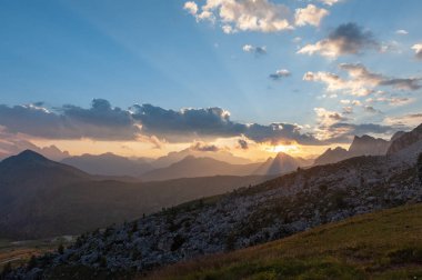 Passo di Giau, İtalyan Dolomites gün batımında
