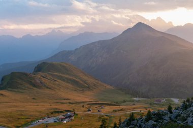 Passo di Giau, İtalyan Dolomites gün batımında