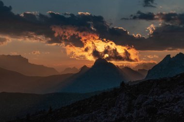 Passo di Giau, İtalyan Dolomites gün batımında