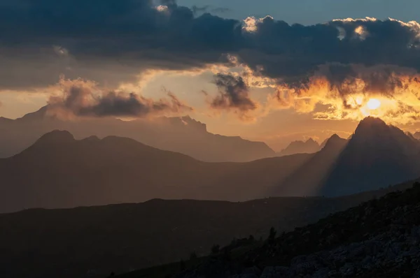 Pôr do sol no Passo di Giau, nas Dolomitas italianas — Fotografia de Stock