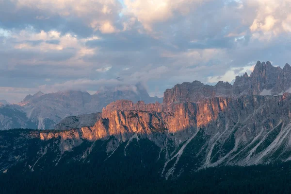 Pôr do sol no Passo di Giau, nas Dolomitas italianas — Fotografia de Stock