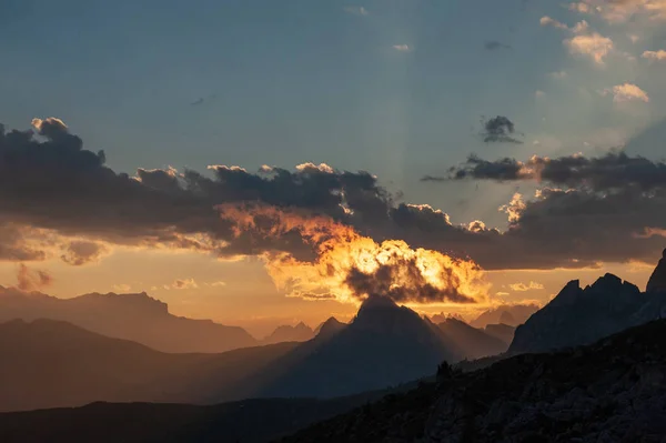 Pôr do sol no Passo di Giau, nas Dolomitas italianas — Fotografia de Stock