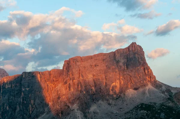 Pôr do sol no Passo di Giau, nas Dolomitas italianas — Fotografia de Stock