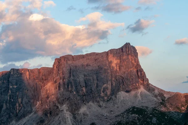 A Passo di Giau,-ban az olasz Dolomitok naplementében — Stock Fotó