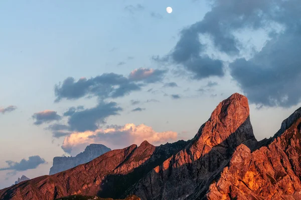 パッソ Giau 月の夜にイタリア ドロミテの険しい山に赤い光を鋳造の夕日 — ストック写真