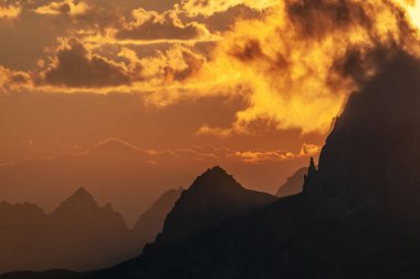 Passo di Giau, İtalyan Dolomites gün batımında