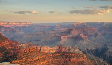 Grand Canyon üzerinde gündoğumu