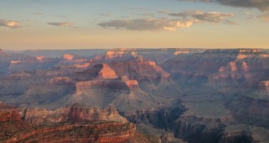 Grand Canyon üzerinde gündoğumu