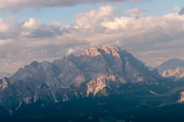 Passo di Giau, İtalyan Dolomites gün batımında