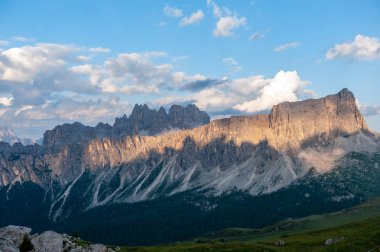 Passo di Giau, İtalyan Dolomites gün batımında