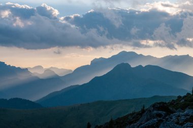 Passo di Giau, İtalyan Dolomites gün batımında
