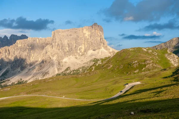 Puesta de sol en el Passo di Giau, en los Dolomitas italianos —  Fotos de Stock