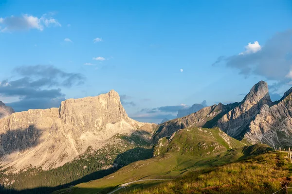 A Passo di Giau,-ban az olasz Dolomitok naplementében — Stock Fotó