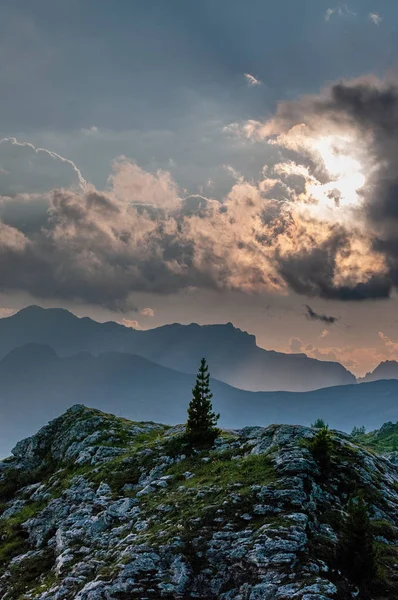 Zonsondergang op de Passo di Giau, in de Italiaanse Dolomieten — Stockfoto