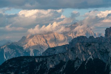 Passo di Giau, İtalyan Dolomites gün batımında