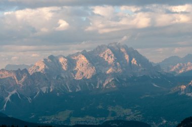 Passo di Giau, İtalyan Dolomites gün batımında
