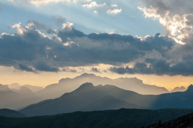 Passo di Giau, İtalyan Dolomites gün batımında