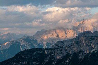 Passo di Giau, İtalyan Dolomites gün batımında
