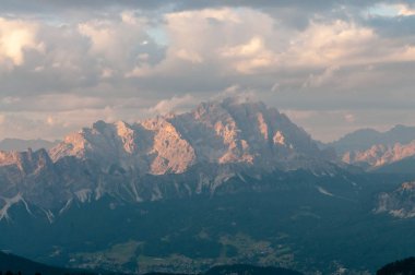 Passo di Giau, İtalyan Dolomites gün batımında