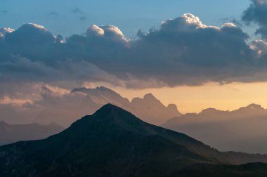 Passo di Giau, İtalyan Dolomites gün batımında