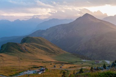 Passo di Giau, İtalyan Dolomites gün batımında