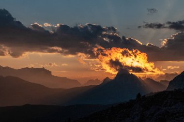 Passo di Giau, İtalyan Dolomites gün batımında