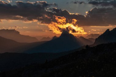 Passo di Giau, İtalyan Dolomites gün batımında