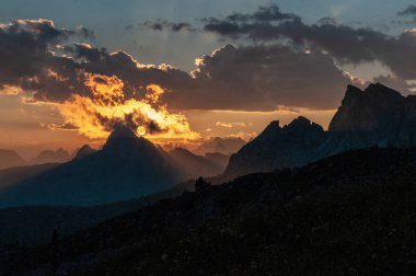 Passo di Giau, İtalyan Dolomites gün batımında