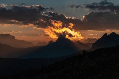 Passo di Giau, İtalyan Dolomites gün batımında