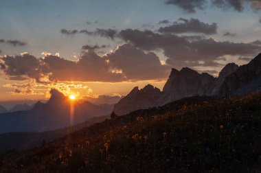 Passo di Giau, İtalyan Dolomites gün batımında